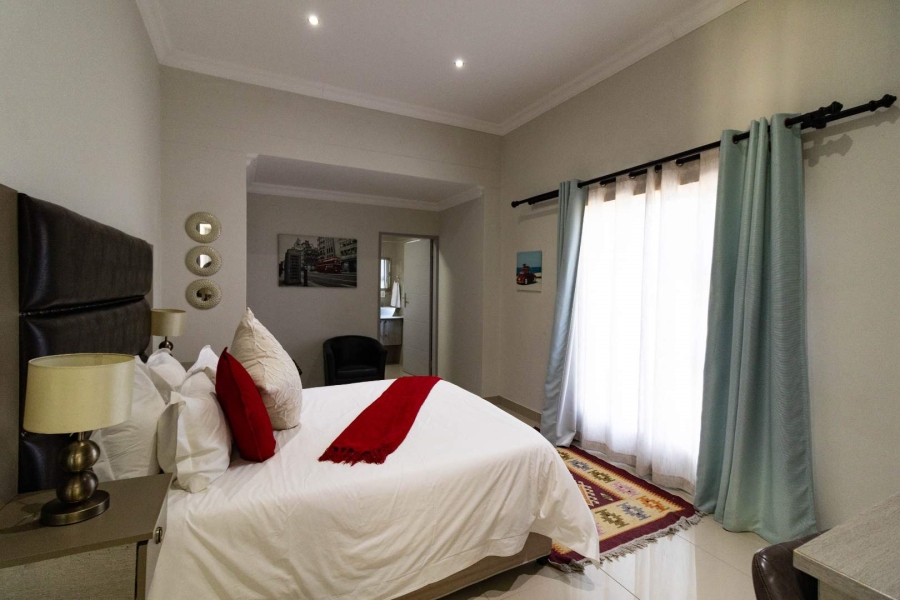 7 Bedroom Property for Sale in Sandbaai Western Cape
